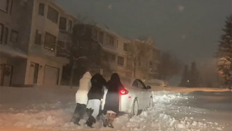 car-stuck-in-snow