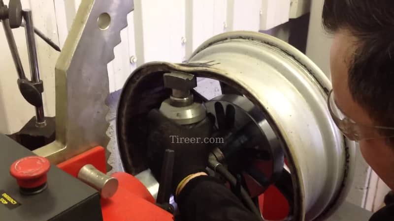 Straightening a bent rim by hydraulic machine