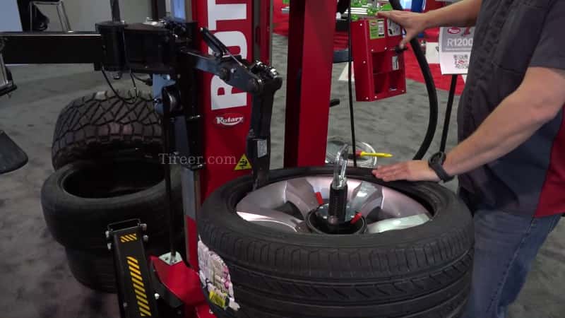 Mounting tires on rims